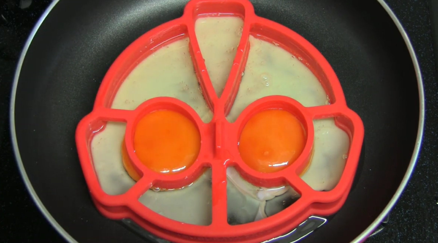 煎一个奥特曼煎蛋,过程倒放是啥样?