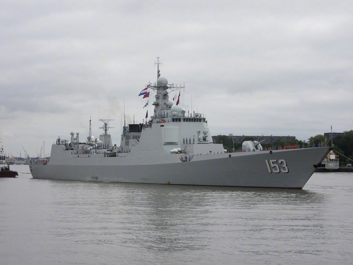 海军"西安"舰通过德国基尔运河