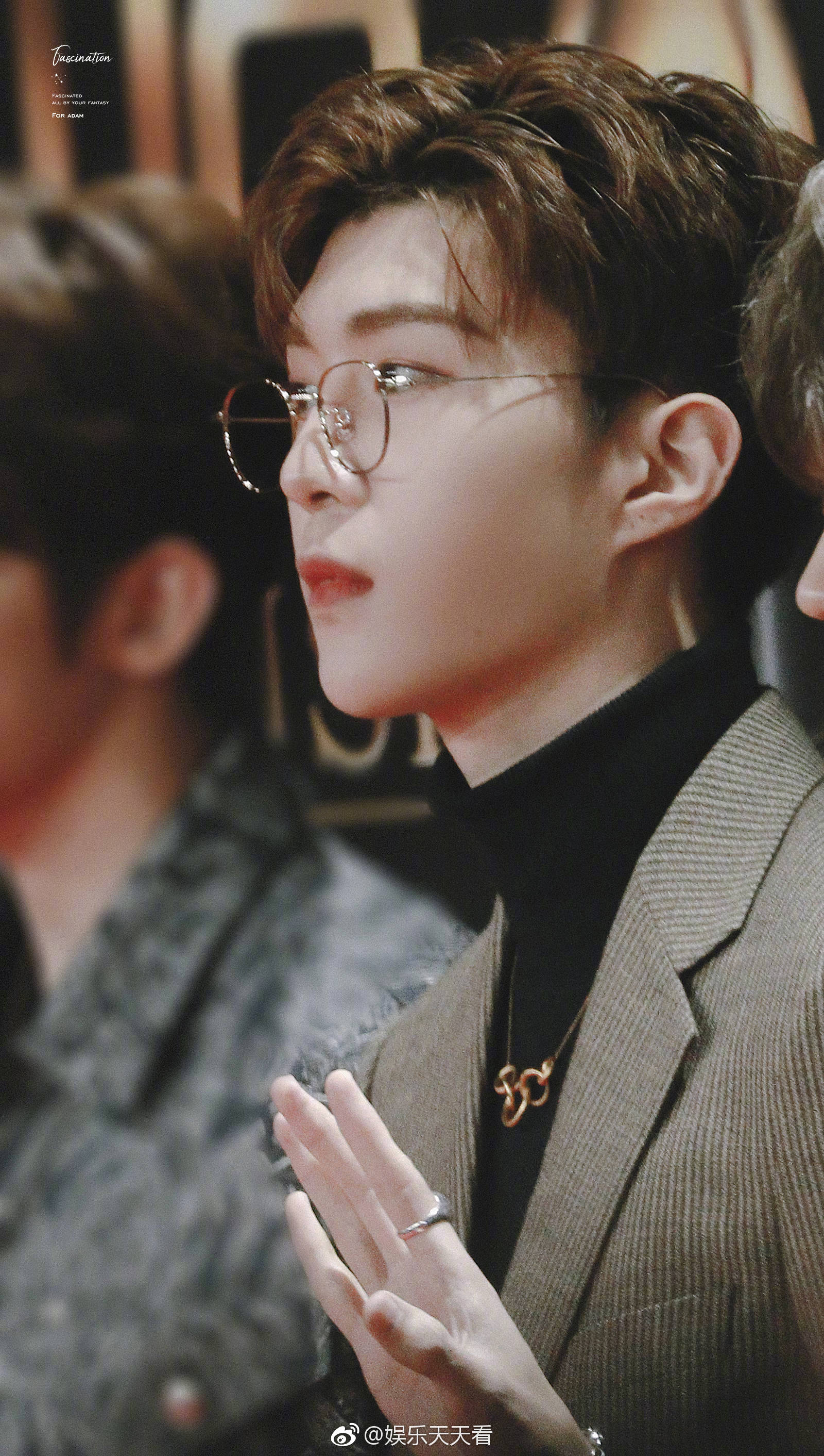 范丞丞"咪咕音乐盛典"红毯饭拍图～一身条纹西装搭配金丝眼镜