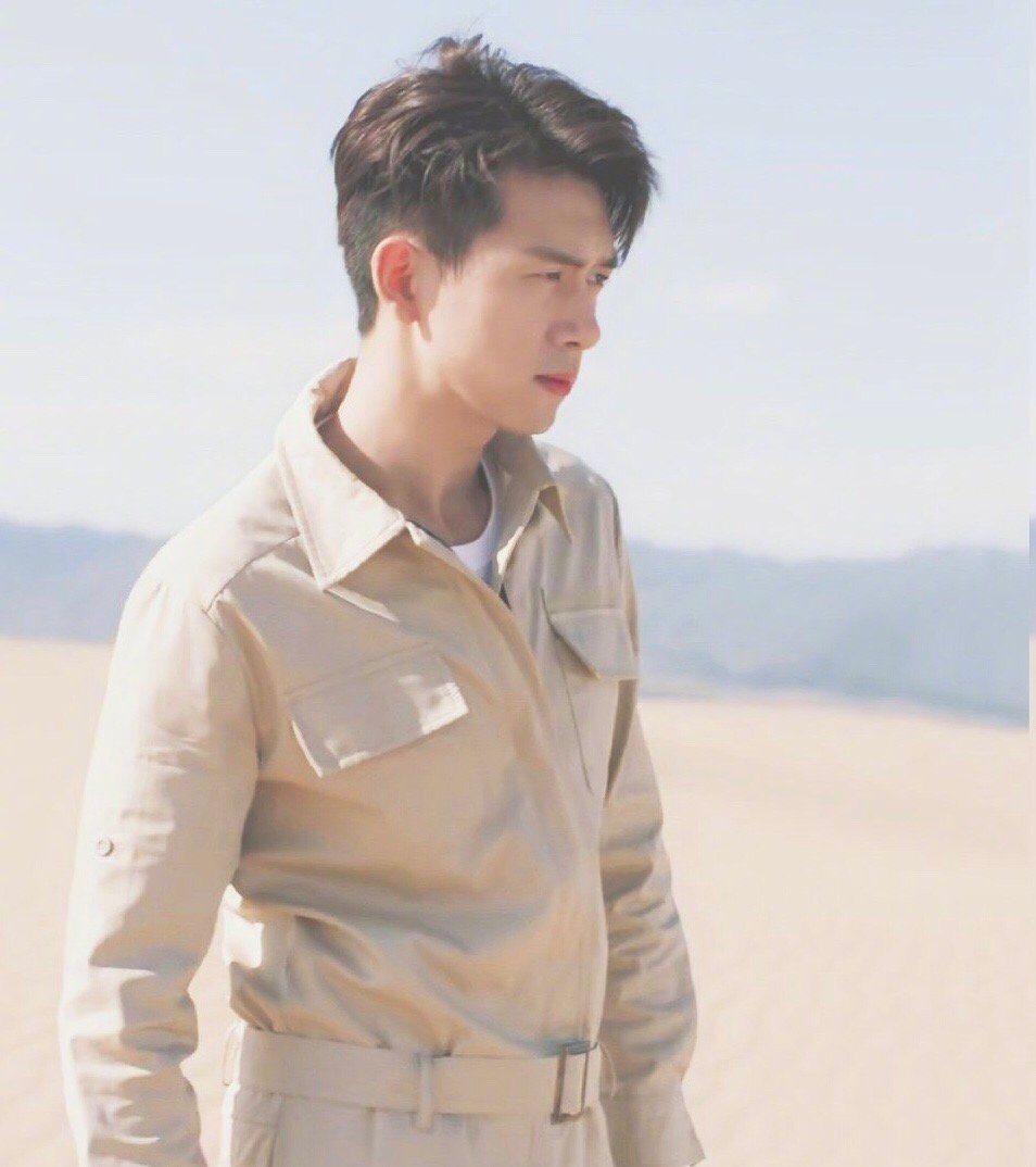 李现沙漠拍摄大片,每一帧都想保存下来