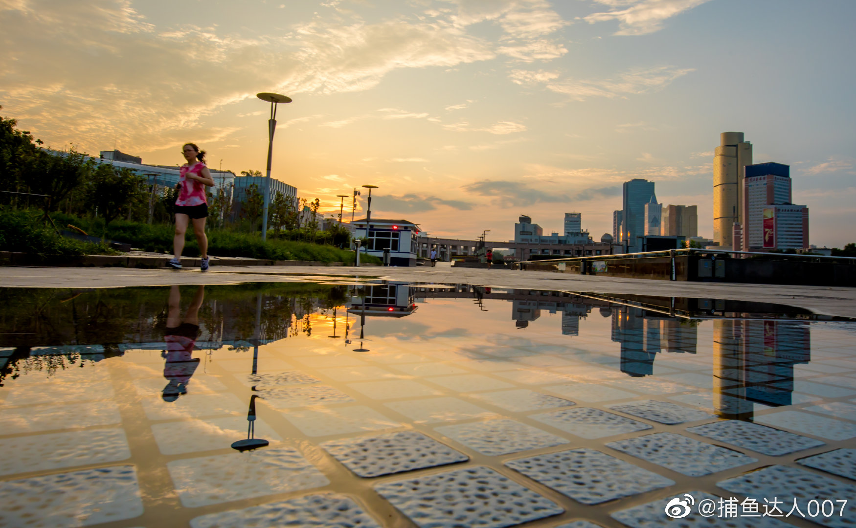 清晨的泉城广场@济南市文化和旅游局 @中国摄影师联盟|泉城广场|济南市|旅游局_新浪新闻