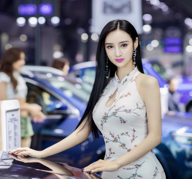 中国第一车模吴春怡穿瓷白改良旗袍亮相搭流线耳坠演绎别致美