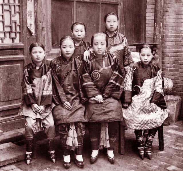 老照片：罕见的清朝人物生活照，第一张裹小脚的女人！