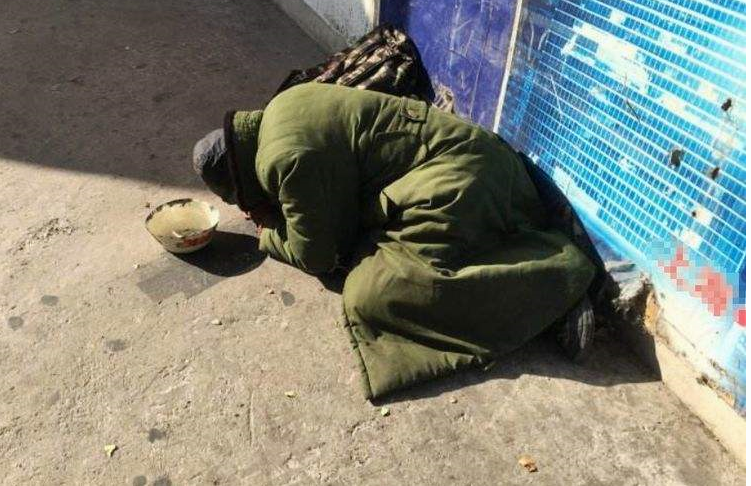 乞丐不慎划伤豪车,拿破碗赔偿,车主发怒摔碎,报警后尴尬