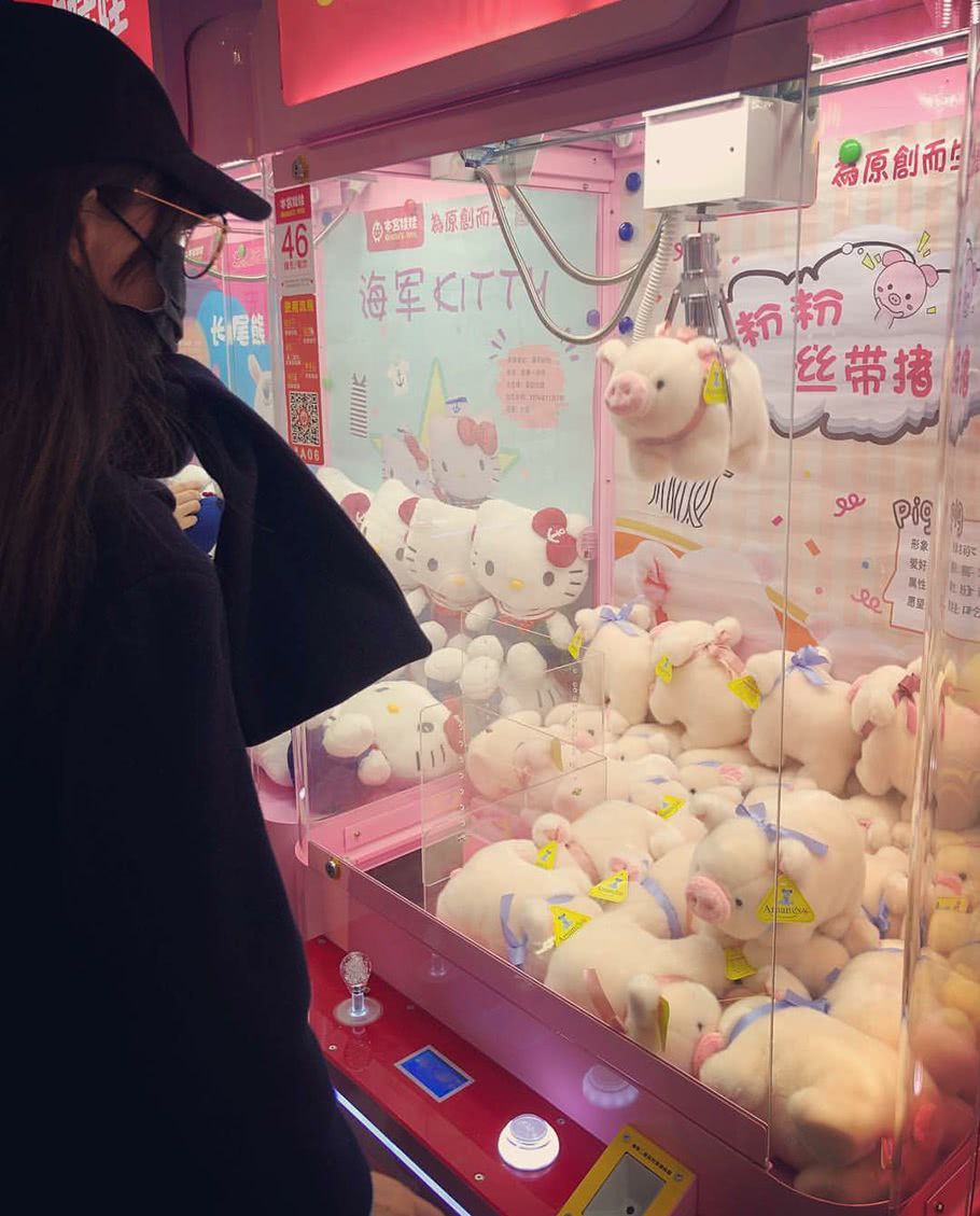 唐嫣晒与闺蜜王冠一起抓娃娃满载而归开心得像小女孩儿