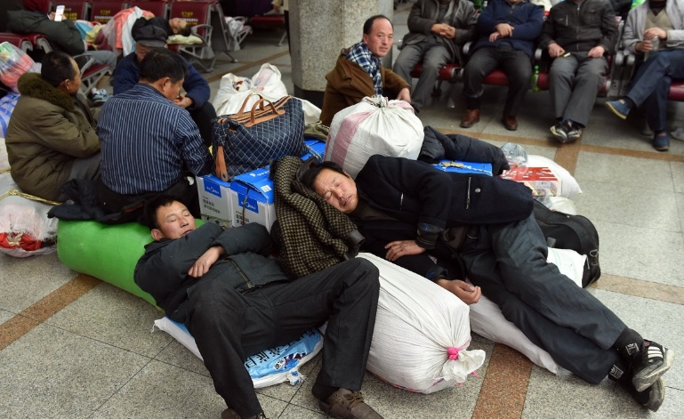 山东泰山,这是一名挑山工,他每天谋生的技能是用一根扁担挑起沉甸甸的