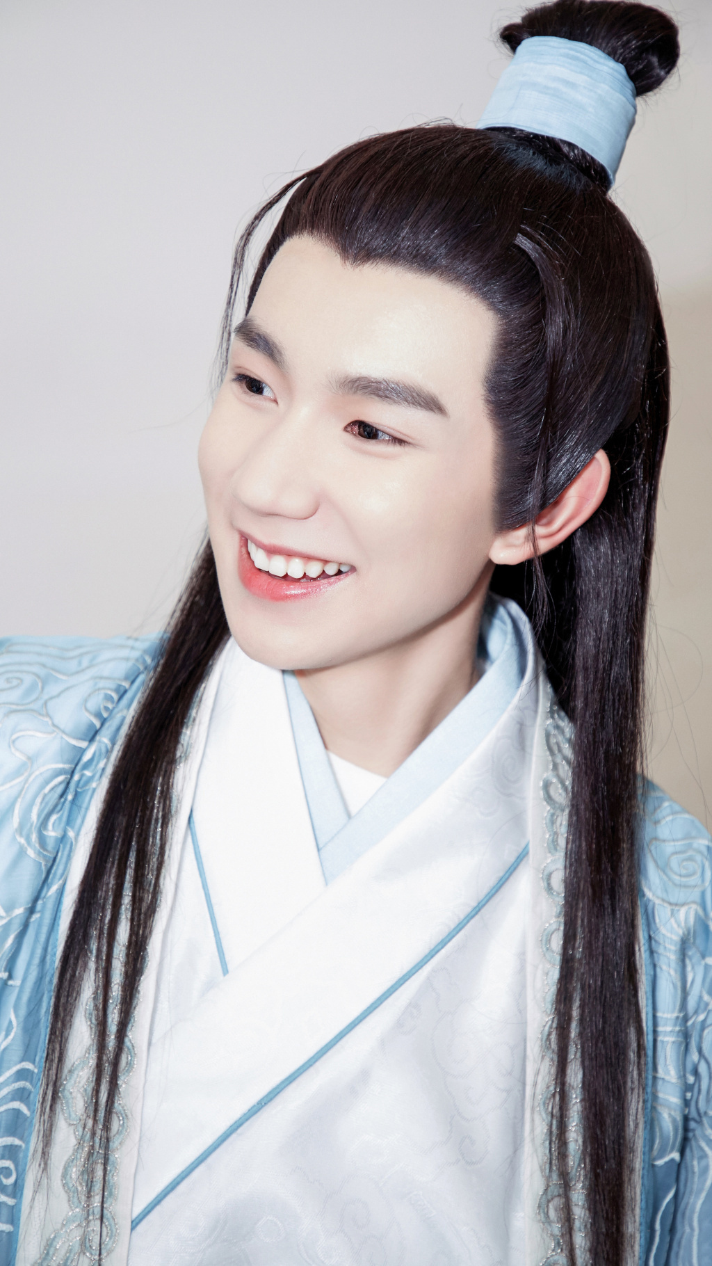 王源古装造型,眼中星光闪耀,每一个瞬间都帅气极了.