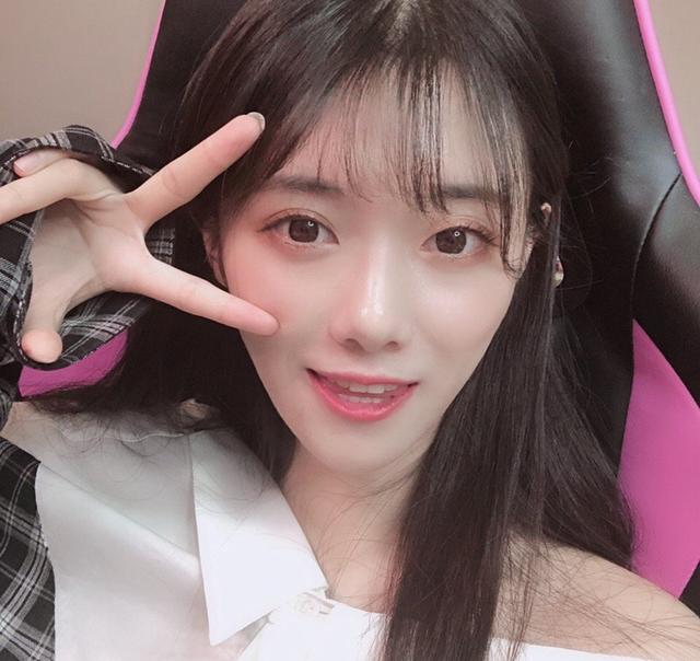 lpl主持小钰遭遇"同一个世界同一个妈",死亡问候三连发?