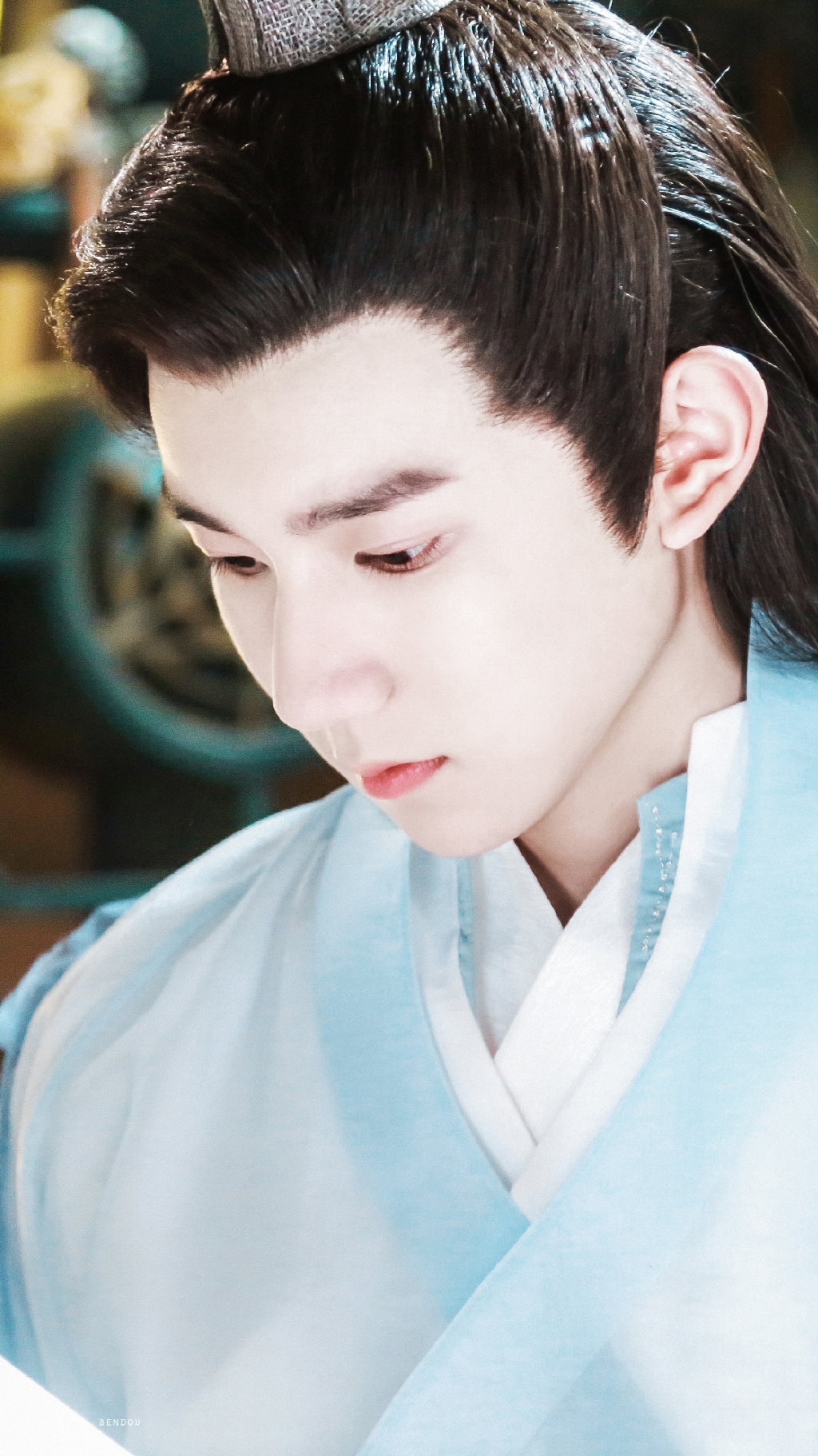 王源古装造型,眼中星光闪耀,每一个瞬间都帅气极了.