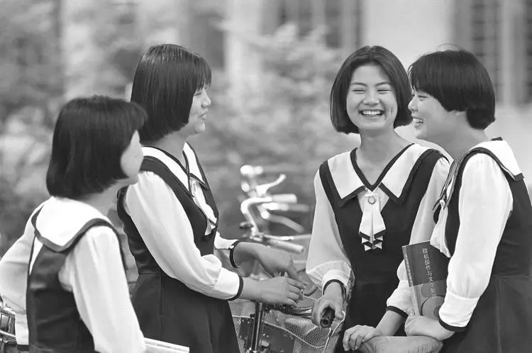 从50年代流行的麻花辫 齐耳短发到波浪卷发和各种时尚发型 从50年代流行的麻花辫 齐耳短发到波浪卷发和各种时尚发型