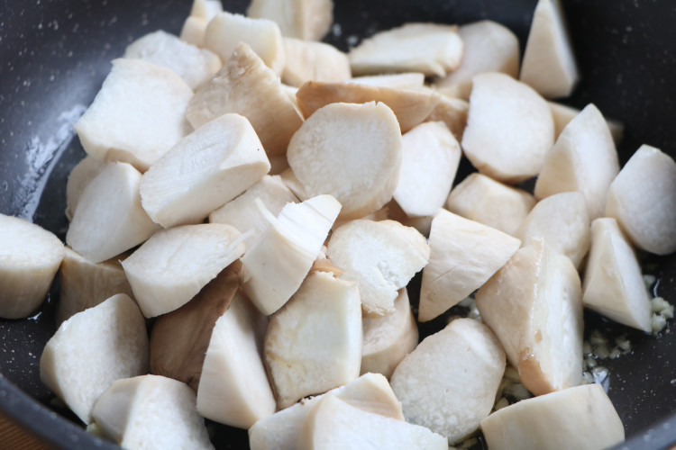 4,放入杏鲍菇翻炒均匀;翻炒出水分