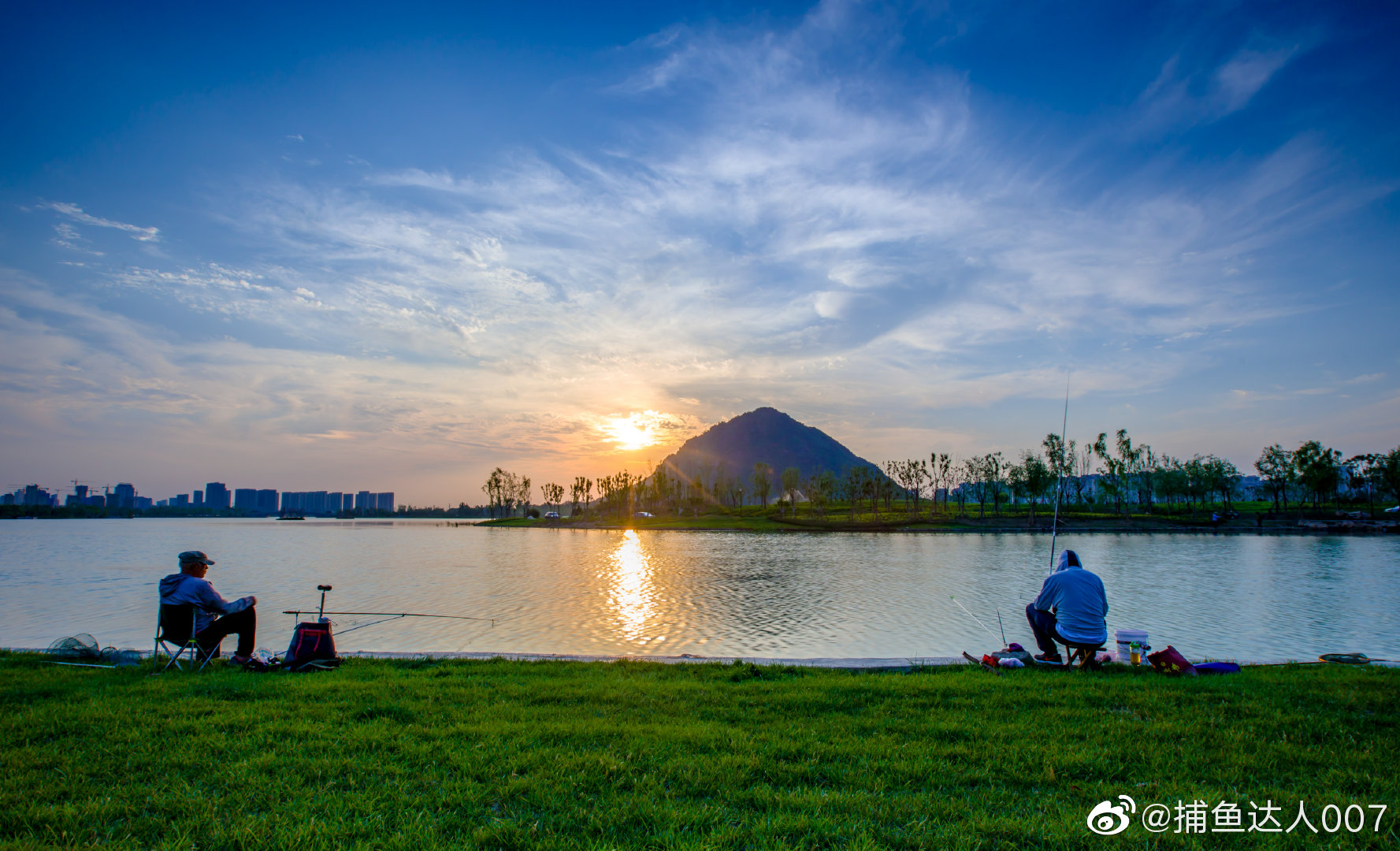 夕照华山湖@新浪山东 @浪部落 @济南市文化和旅游局 @中国摄影师联盟