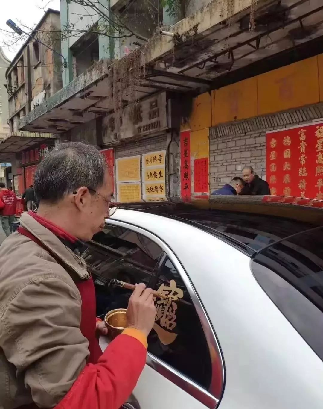 金漆车窗刷爆肇庆人朋友圈88蚊写一个大字