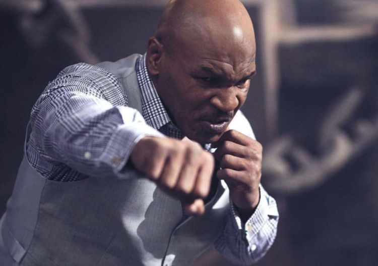 52岁拳王泰森近照,以前开跑车养老虎,如今标配轿车温柔宠物犬