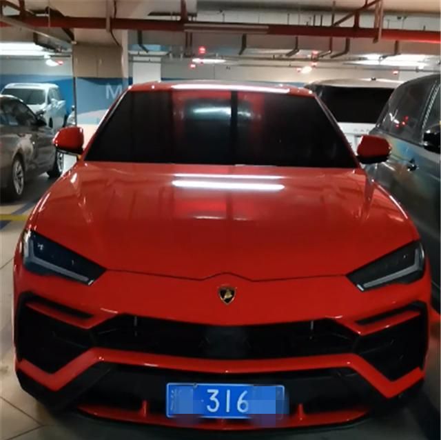 杭州一高档小区车库,一个车位就值50万,库中豪