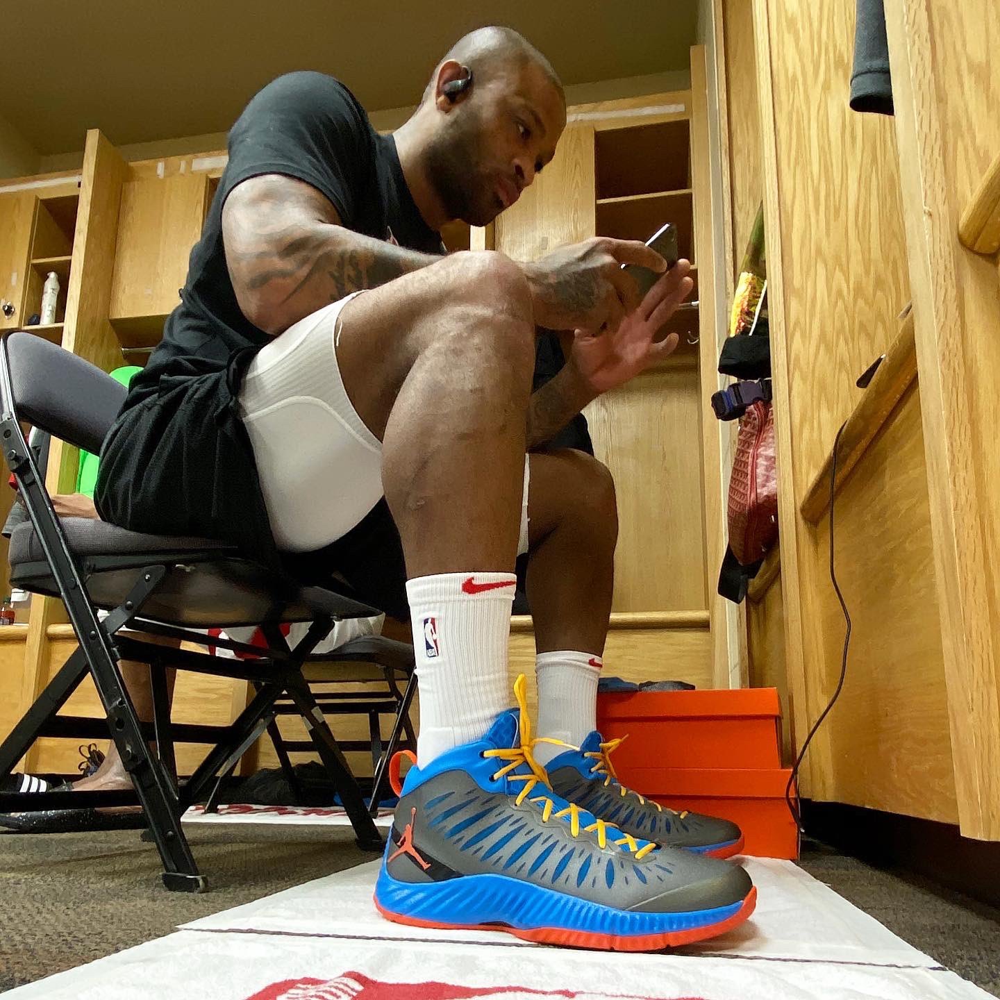 pj塔克在雷霆的主场上脚了一双 jordan superfly 威少 pe 和一