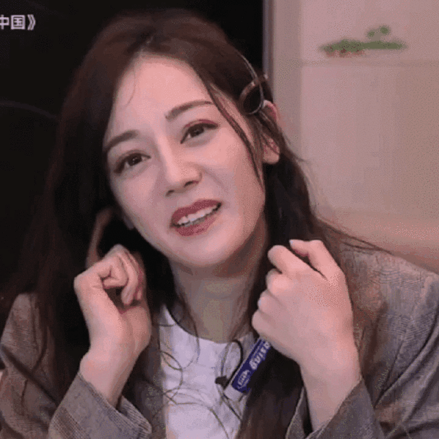 《极限挑战》堪称迪丽热巴的一部发型和穿搭教程!时髦又实用