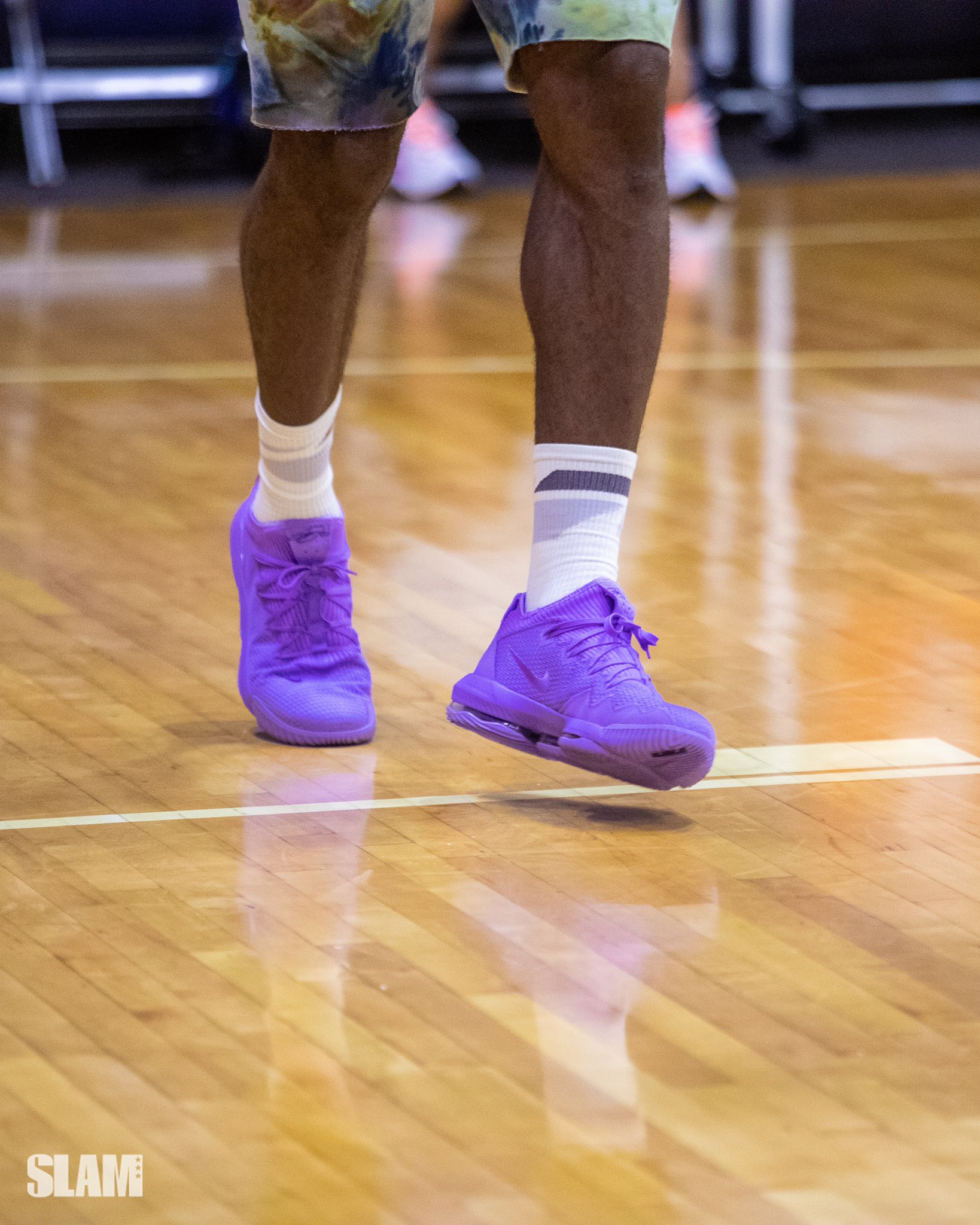 老詹和大儿子以及三球上脚球鞋