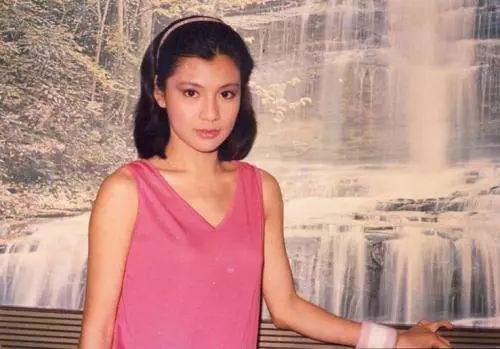 与影帝结婚9个月分道扬镳,二婚丈夫破产传绯闻,年过半百仍单身|余安安