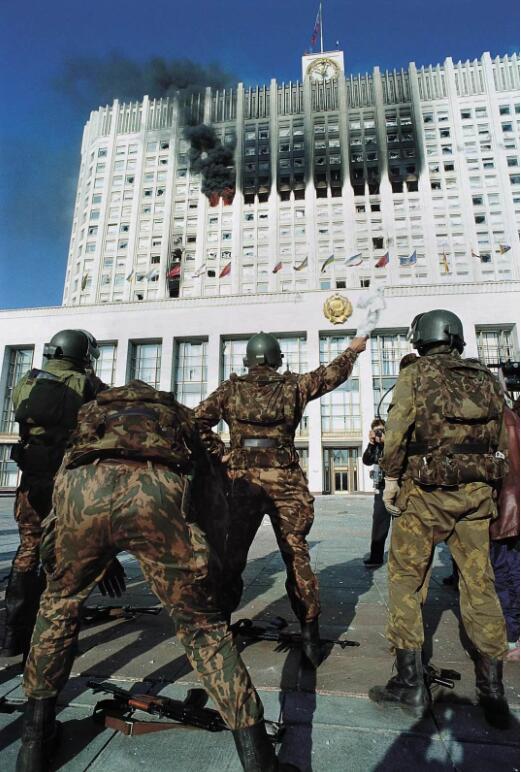 苏联解体之后俄罗斯总统叶利钦为什么要炮打白宫