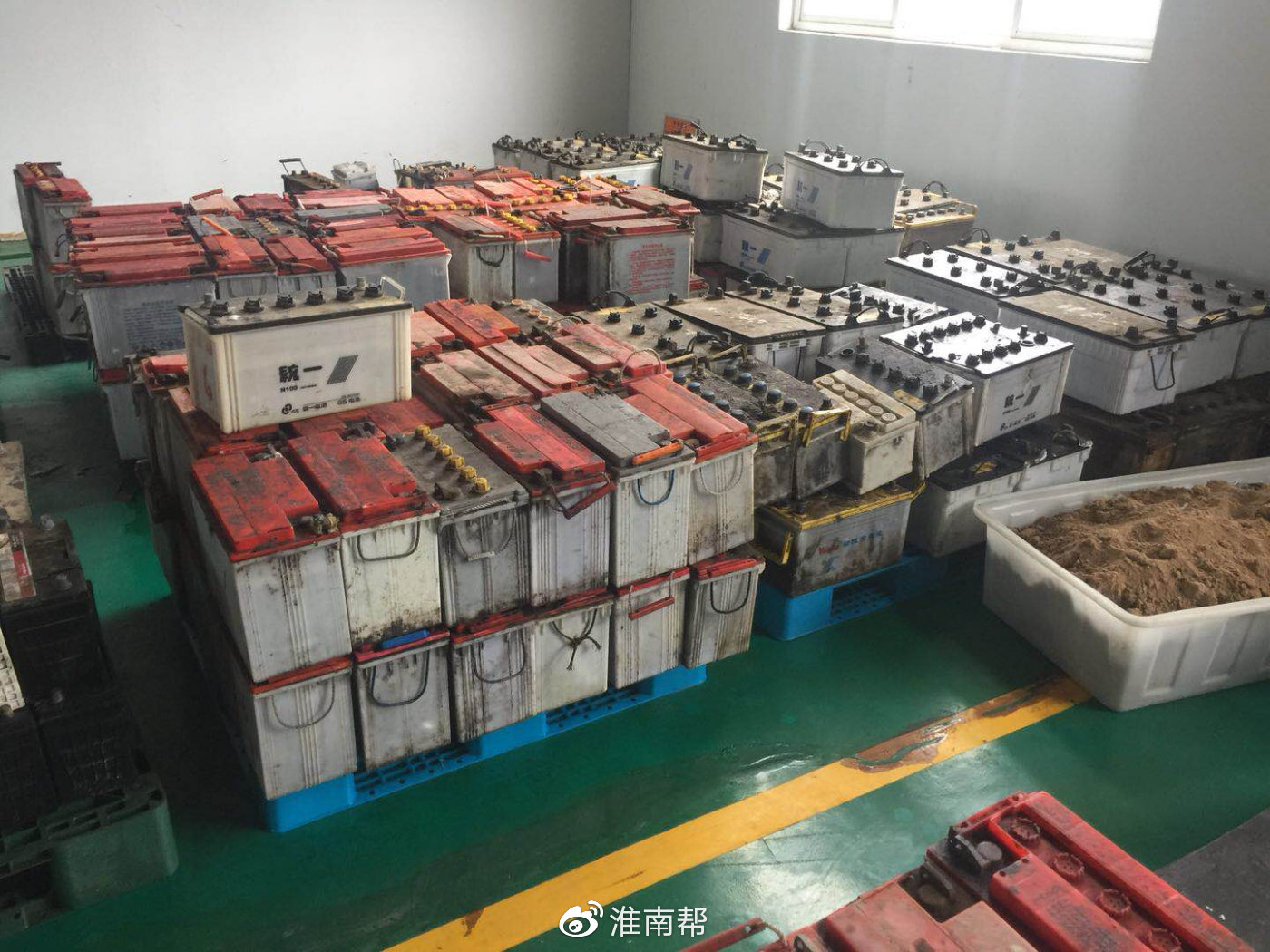 利用废旧电瓶炼铅 4人污染环境获刑