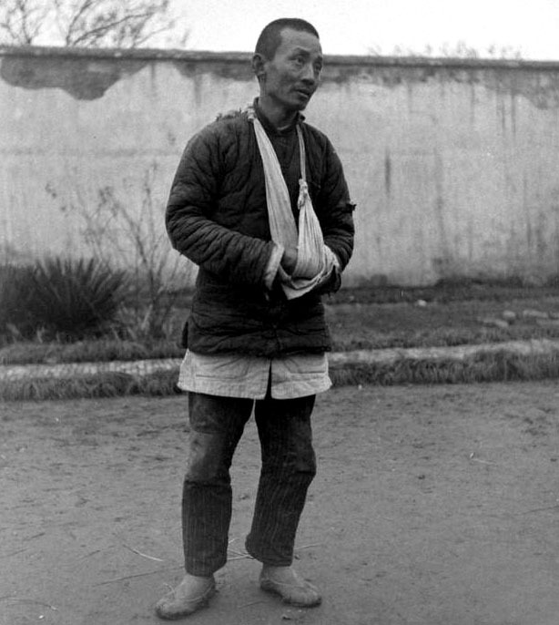 粟裕派他去当汉奸,他为了装得像,学了个五毒俱