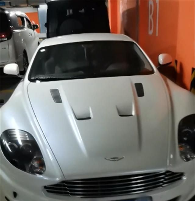 杭州一高档小区车库,一个车位就值50万,库中豪