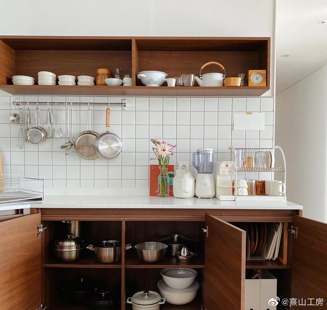 喜欢这样满满当当,充满生活气的厨房93cr.ins_高清图集_新浪网
