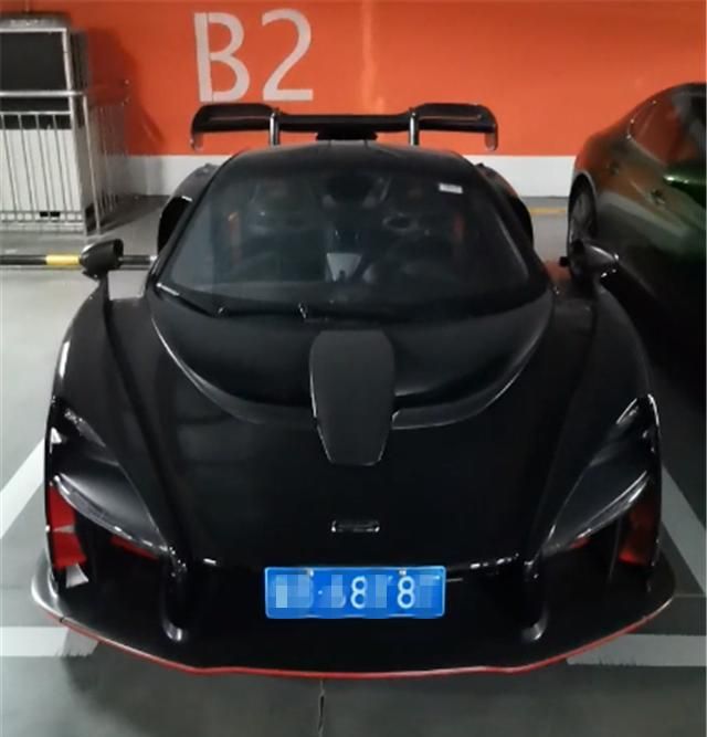 杭州一高档小区车库,一个车位就值50万,库中豪