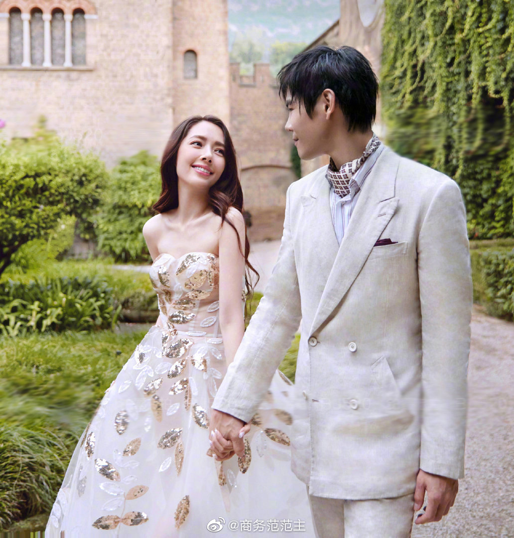 今日一早,郭碧婷在微博晒出与向佐的婚纱照,并配文