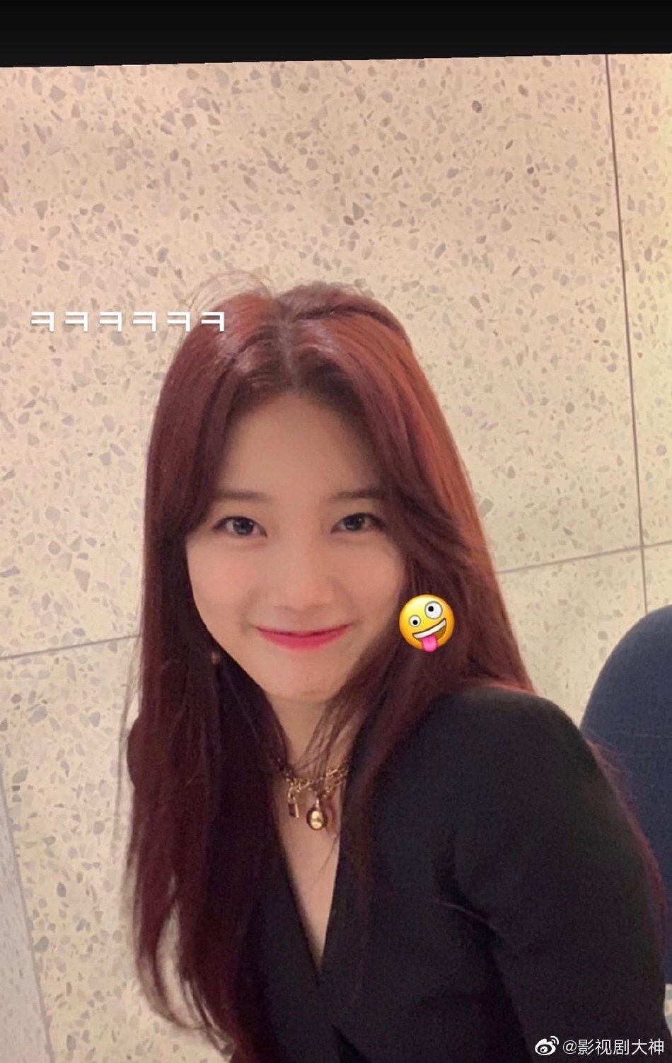 秀智最近参加活动,染了红发,搭配黑色短裙,这个发色你们可以吗?