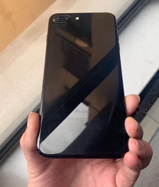 网友出售iphone7plus钢琴黑,仅2500元都没人要!