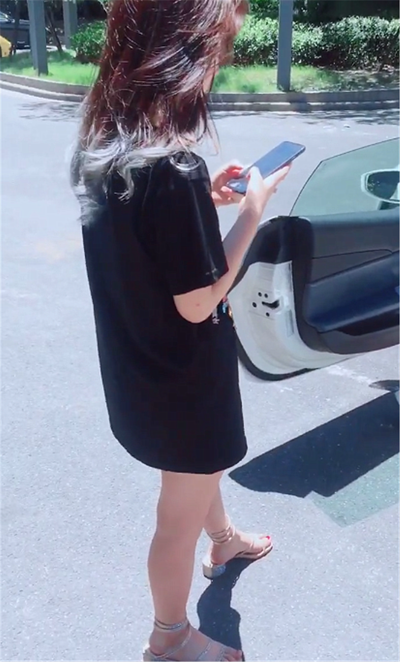 388万法拉利458现街头,本不会在意,但女车主侧颜实在吸睛