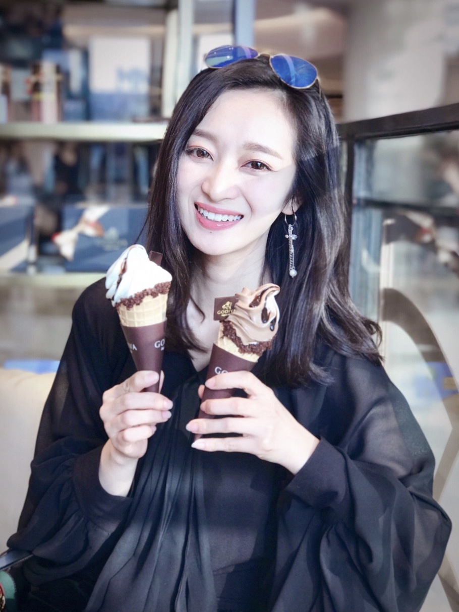 王治郅周蕾在五一当天举行婚礼,妻子周蕾90后川妹