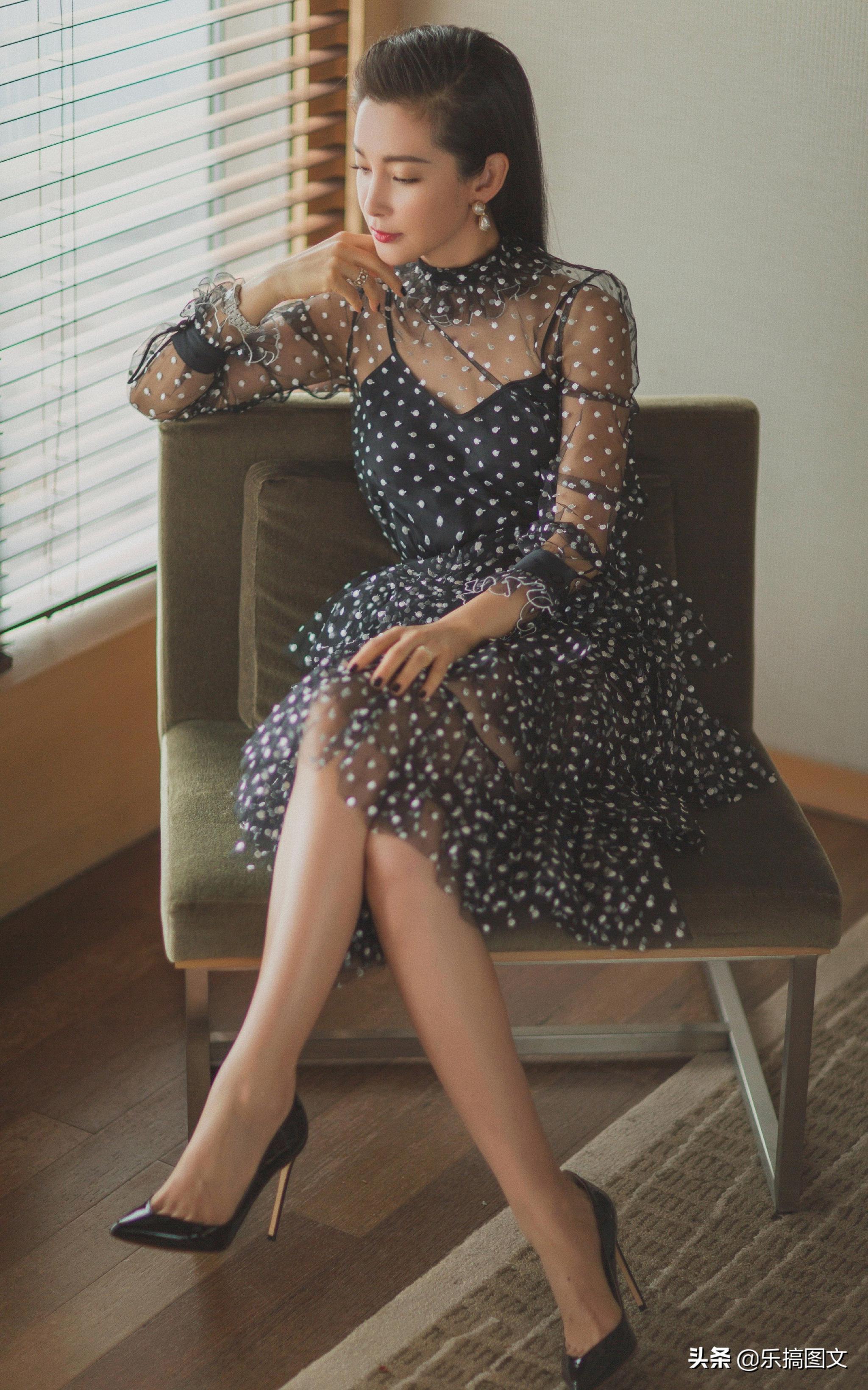 李冰冰提花波点纱裙气质优雅端庄!