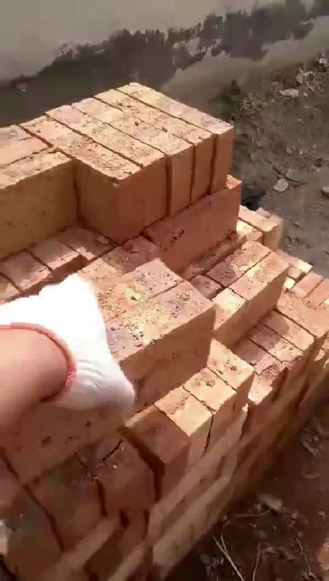 大热天的搬砖都烧手