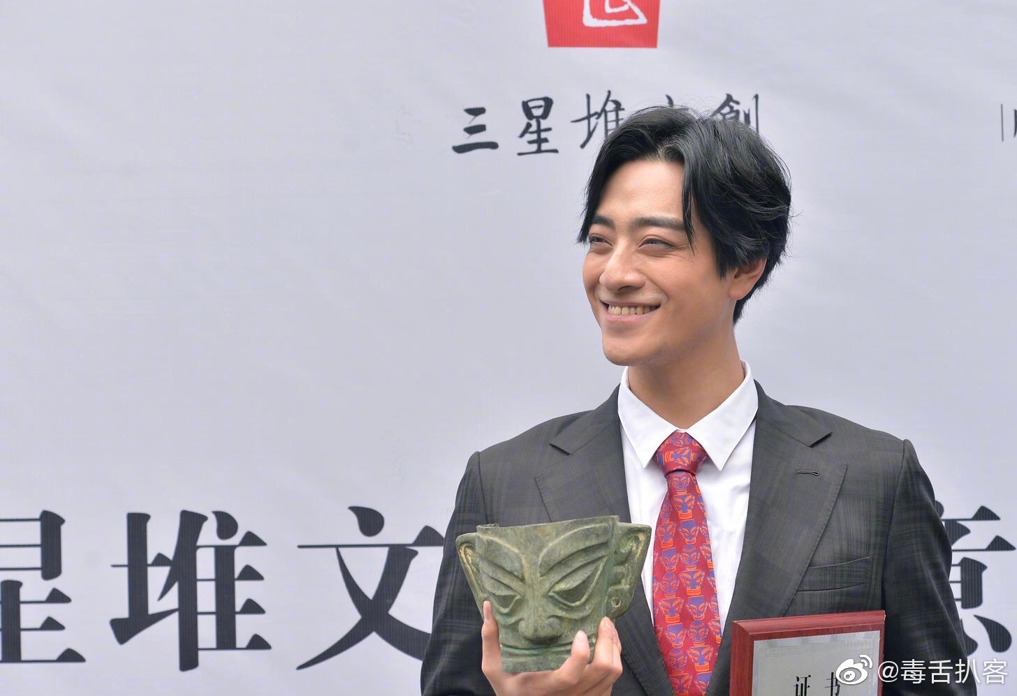 郑云龙和三星堆合作竟然是因为长得像哈哈哈哈哈哈是真的很像了