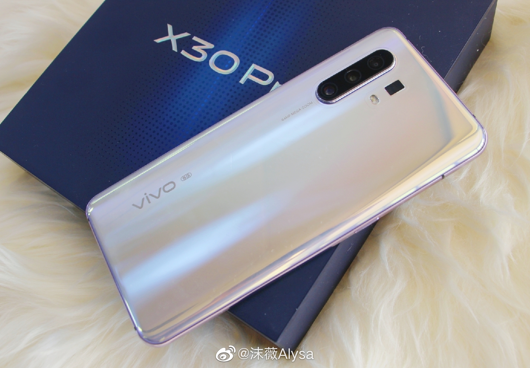 vivo x30 pro 秘银图赏 包装里配了一个透明手机壳,因为没有取消3