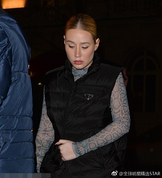 nba球星尼克杨前女友伊基阿塞莉娅现身巴黎豹纹衫炫耀狂野