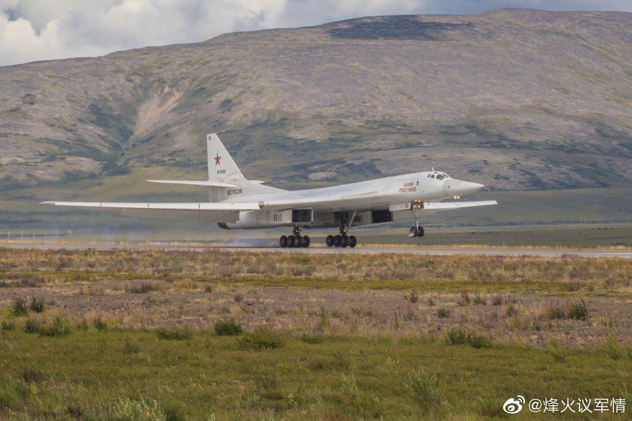8月14日,俄罗斯空军2架从恩格斯空军基地起飞的图-160战略轰炸机