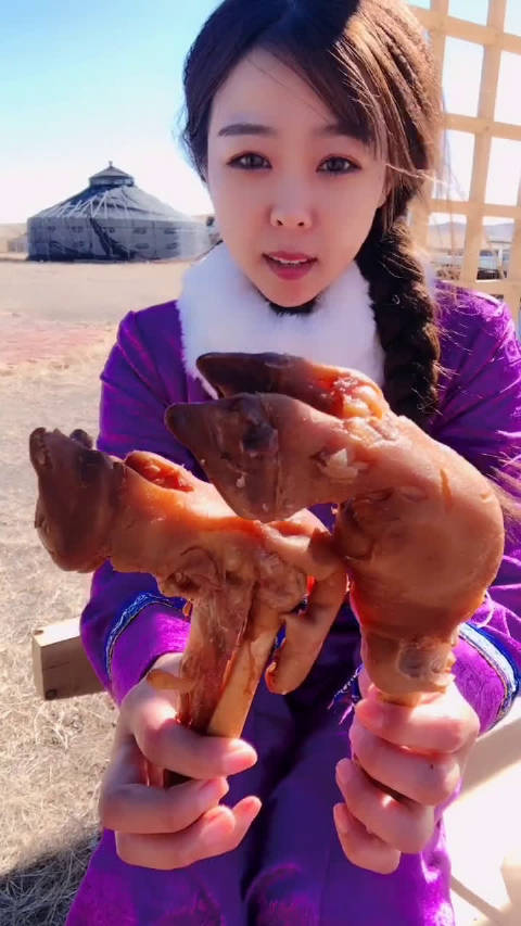 农村大黑和侄儿文科啃羊蹄吃烧鸡,大口大口猛吃,真过瘾