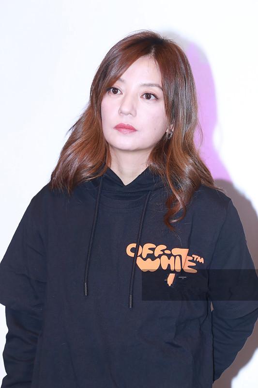 没有刘海的赵薇,扎上长发马尾气场全开,衣服胸前的设计好吸睛!