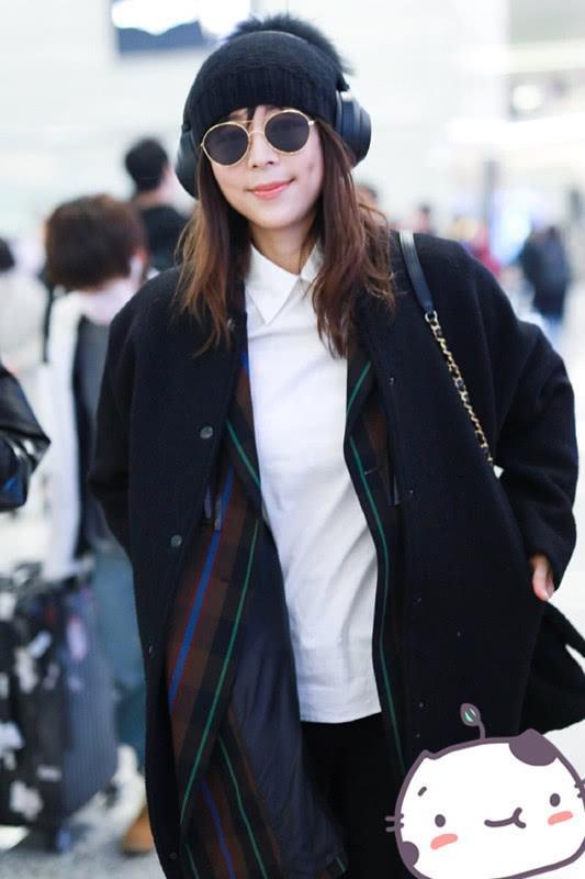 张静初穿黑色大衣,叠穿条纹外套和白衬衫,39岁潮味不减!