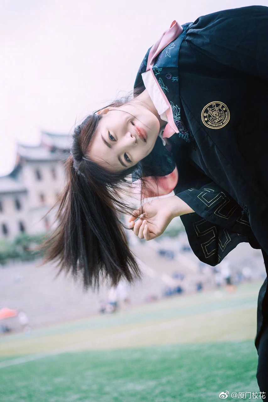 她叫孟雪96年毕业于厦门大学身高172cm目前在国外读研