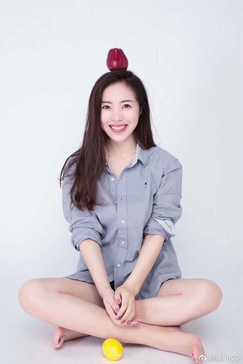 她叫孟雪96年毕业于厦门大学身高172cm目前在国外读研