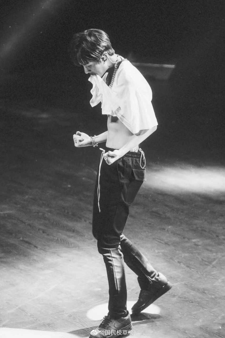 王一博这马甲线看的人血脉喷张无法自拔