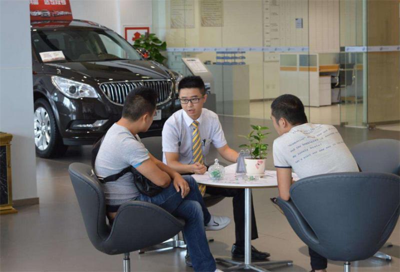 4S店常有免息贷款政策，我们自己去银行能不能申请？