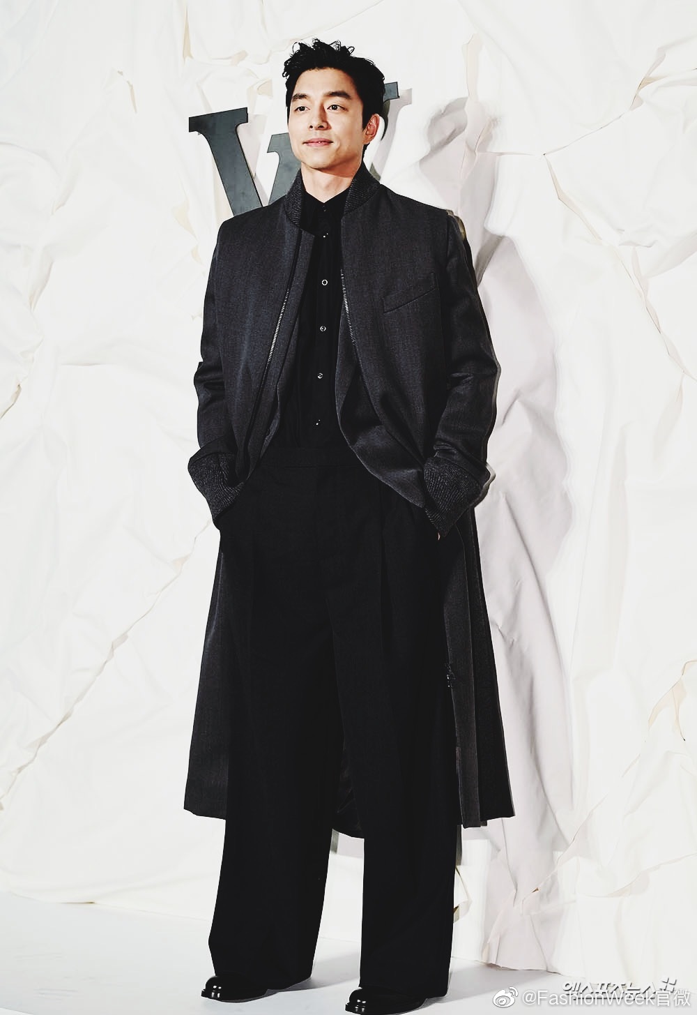 孔刘|在首尔出席lv活动,优越的身材比例身着深灰大衣搭配阔腿西裤