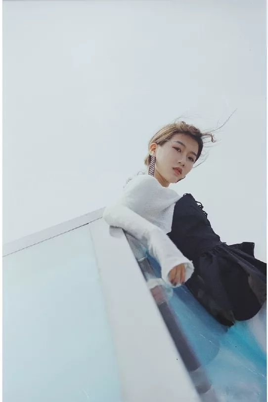 低角度仰拍人像摄影魅力不可挡