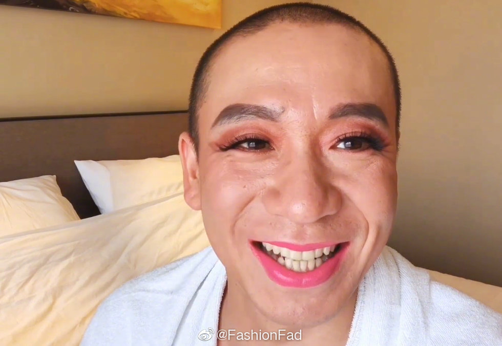 伪妆up主的世界里没有什么不能画在脸上